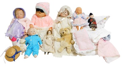 Lot 202 - Dolls and doll clothing, including a Yolandi...