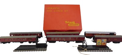 Lot 262 - Tri-ang and Hornby OO gauge coaches and...