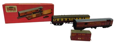Lot 474 - A Hornby Dublo OO gauge TPO mail van set, 2400,...