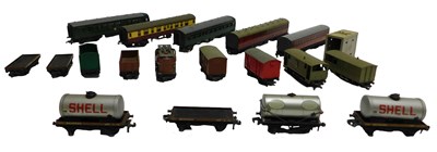 Lot 478 - A group of Hornby Dublo OO gauge rolling stock,...