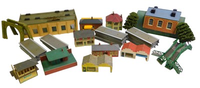 Lot 319 - Various OO gauge kit built...