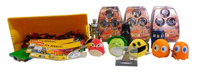Lot 326 - Various Doctor Who collectables, including...