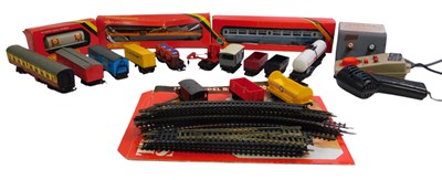 Lot 332 - OO gauge rolling stock and...