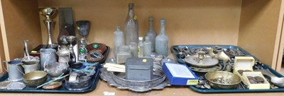 Lot 2016 - A quantity of decorative brassware, including...