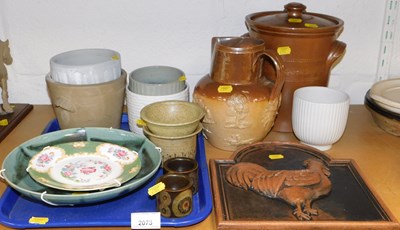 Lot 2073 - A quantity of decorative ceramics, including a...