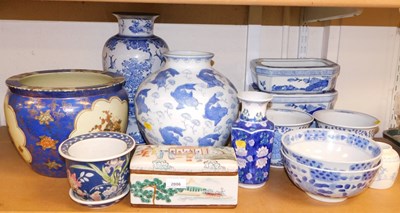Lot 2086 - A quantity of blue and white decorative...