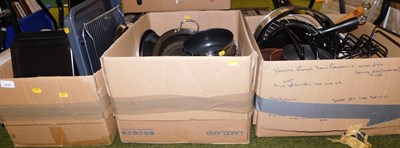 Lot 2123 - Assorted kitchenware, including a selection of...