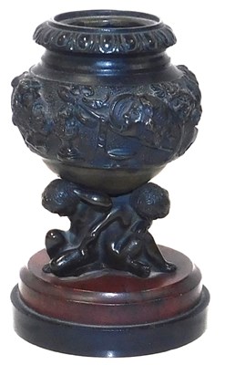 Lot 119 - A 19thC bronze Grand Tour urn, cast with a...