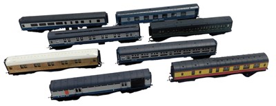 Lot 759 - Hornby and Airfix OO gauge coaches, unboxed,...