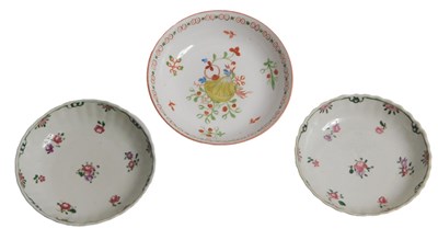 Lot 28 - A late 18thC/early 19thC New Hall saucer,...