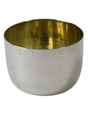 Lot 104 - An early 18thC plain silver tumbler cup, marks...