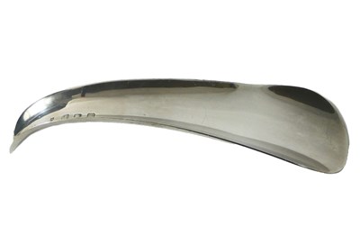 Lot 100 - A modern silver shoe horn, London hallmark, 2...