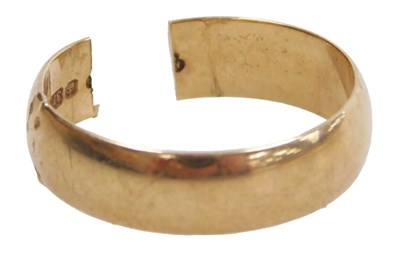 Lot 432 - A 9ct gold wedding band, cut, 3.4g.