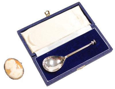 Lot 454 - An Elizabeth II silver seal top spoon, boxed,...