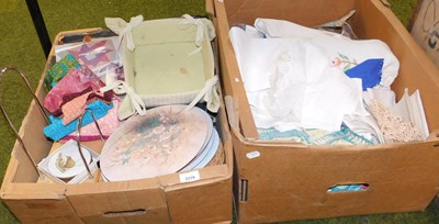 Lot 2239 - Assorted table linen, including napkins and...