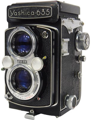 Lot 121 - A Yashica 635 twin reflex camera, serial...