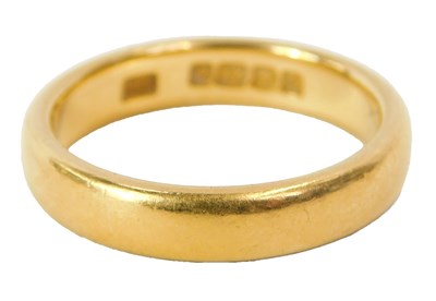 Lot 4 - A 22ct gold wedding band, size K/L, 5.7g.