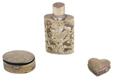 Lot 157 - A white metal mounted scent bottle, stamped...