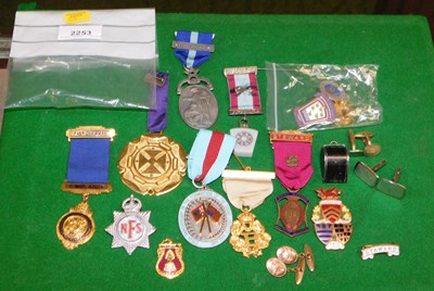 Lot 2253 - Assorted masonic jewels, cufflinks, badges,...