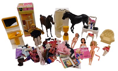 Lot 1182 - A quantity of Cindy doll accessories, etc., to...