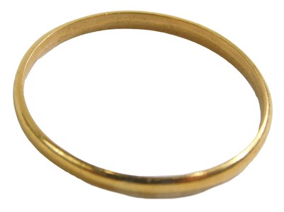 Lot 440 - A 22ct gold wedding band, of plain design,...