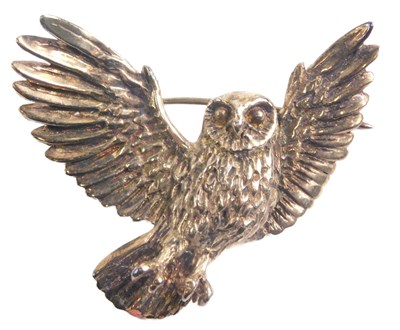 Lot 433 - A silver gilt owl brooch, the owl in flight on...