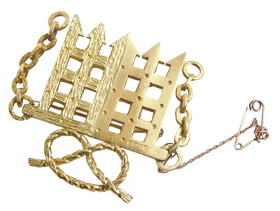 Lot 431 - An 18ct gold port cullis brooch, with brushed...