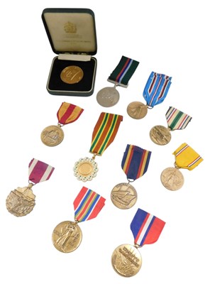 Lot 1305 - A quantity of American WWI related medals, and...