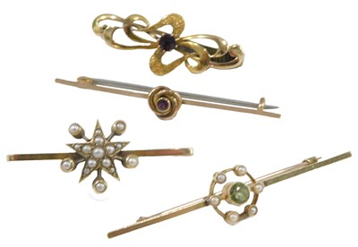 Lot 1014 - An Edwardian peridot and seed pearl bar brooch,...
