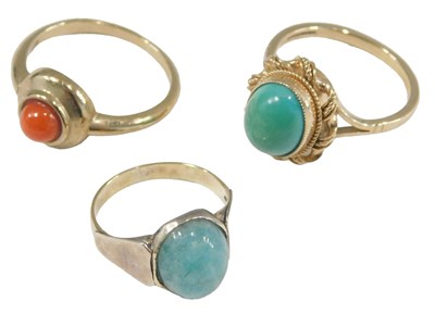 Lot 1018 - A 9ct gold and turquoise ring, size M½, 9ct...