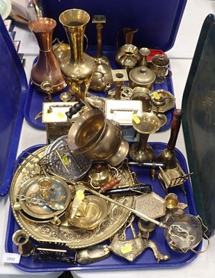 Lot 3092 - Various brassware, to include chargers, vases,...