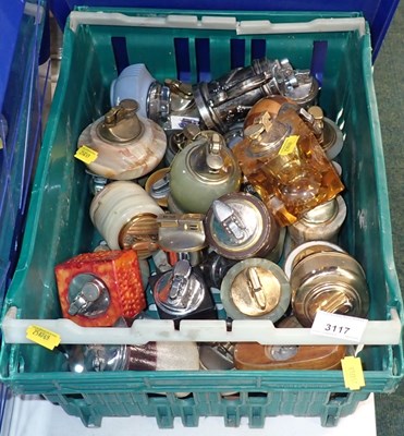 Lot 3117 - A group of table lighters, to include green...