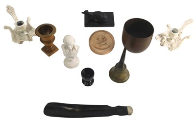 Lot 529 - Miscellaneous decorative items, to include a...