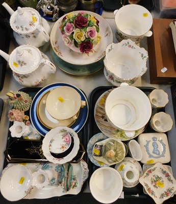 Lot 2026 - A selection of ceramics, including Royal...
