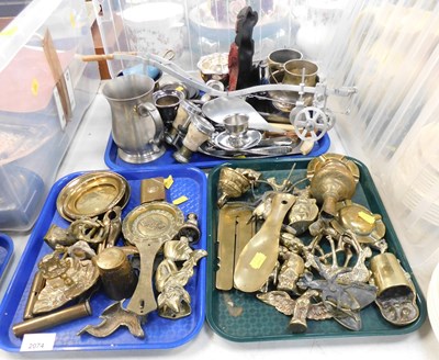 Lot 2074 - Assorted metal wares, including brassware,...