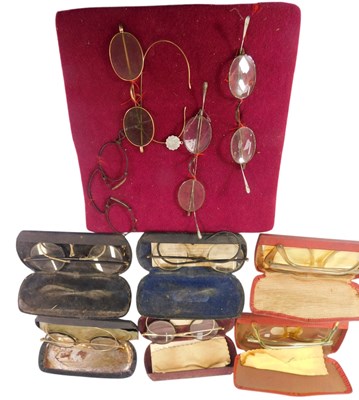Lot 392 - A group of 20thC spectacles, some cased.