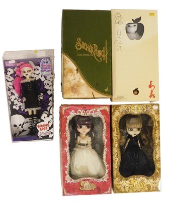 Lot 500 - A group of dolls, to include a Little Apple...