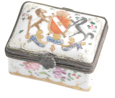 Lot 802 - A Samson porcelain pill box and...