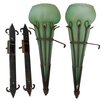 Lot 516 - A pair of early 20thC wall sconces, each with...