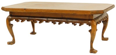Lot 538 - A 20thC pine coffee table, the canted...