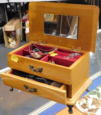 Lot 2121 - A small jewellery box containing costume...