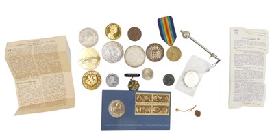 Lot 564 - A quantity of commemorative coins, to include...