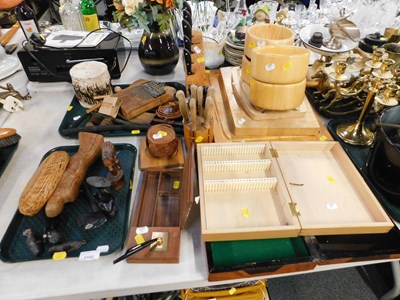 Lot 2192 - Treen wares, including a desk stand, figurines,...