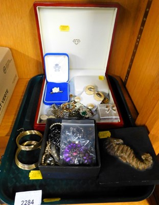 Lot 2284 - Costume jewellery, to include an Aynsley...