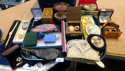 Lot 2288 - Costume jewellery, to include faux pearl...