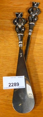 Lot 2289 - A shoe horn and a button hook, the silver...