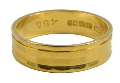 Lot 418 - A 22ct gold wedding ring, 3.2g.