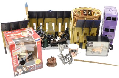 Lot 121 - A group of Harry Potter toys and collectables,...