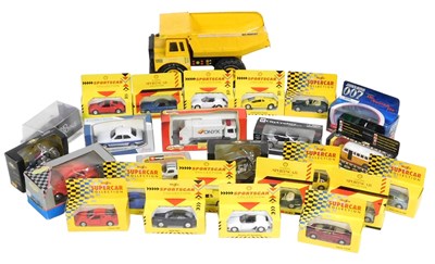 Lot 173 - Maisto Burago and other die cast vehicles,...