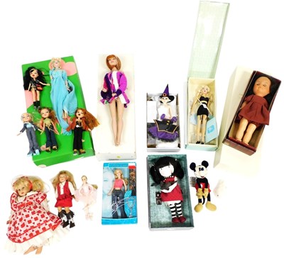 Lot 302 - Various dolls, to include Tonner Basic...